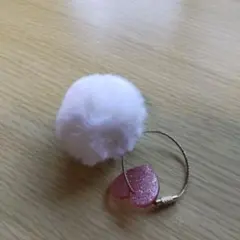 ホワイトフェイクファーキーホルダー