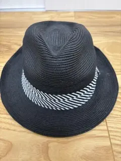 黒の夏用帽子　ストライプリボン付き