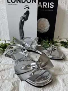 ZARA リボンサンダル　フラット　メタリック　シルバーのサムネイル