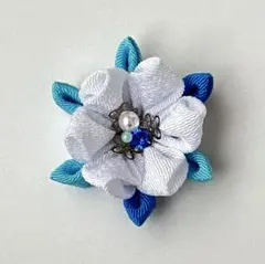 つまみ細工 ブローチ 花 和風 ハンドメイド 白 青 アクセサリー 雪