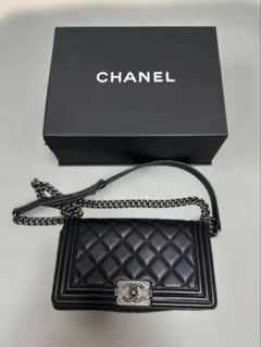 シャネルCHANEL BOY限定チェーンハンドル ボーイ 99新 カード・箱付き