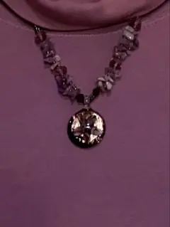 アクセサリー　ネックレス　紫色　ガラス