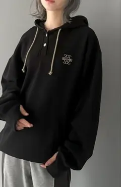 胸刺繍Bigヘンリー裏起毛指穴パーカー