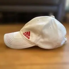adidas キャップ 白／赤ロゴのサムネイル