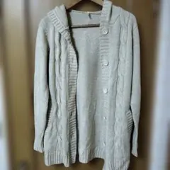 フード付きオフホワイト　ケーブル編みカーディガン M