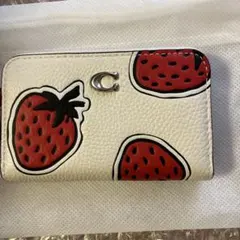 COACH スモール ジップ アラウンド カード ケース・ストロベリー プリント