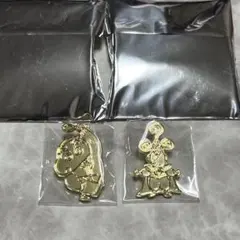 クレヨンしんちゃん　金のピンバッジ2個セット