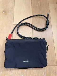 topologie トポロジー　ボトルサコッシュ ラージ　ブラック