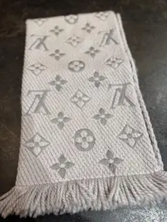 ルイ・ヴィトン グレー マフラー　ロゴマニア