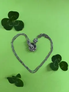 DECOvienya （デコヴィーニャ）のウサギとクローバーのシルバーネックレス