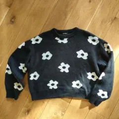 SPRAY PREMIUM 黒と白の花柄ニットセーター