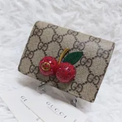 極美品✨グッチ◇チェリーモチーフコンパクト二つ折り財布　スプリームPVC赤レザー