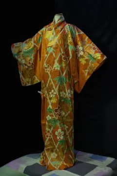 オレンジ色の花柄着物