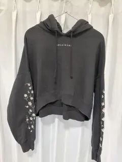 Hollister 花柄刺繍 クロップドパーカー