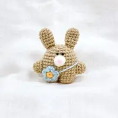 空の色が溶け込んだ…♩水色のお花ポシェットをさげたうさぎさん✿あみぐるみ