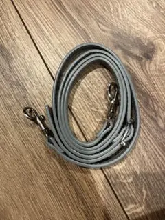 グレーのショルダーストラップ