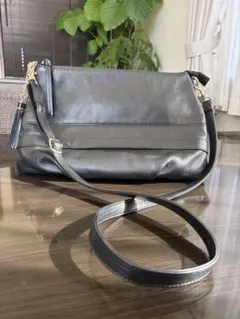 黒 本皮革 ショルダーバッグ タッセル付き