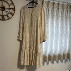 美品　DAZY フリル付きワンピース Sサイズ クリーム色　春服