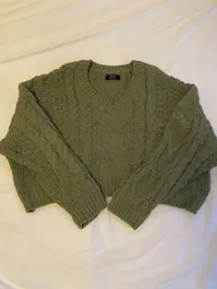 オリーブグリーン ケーブル編み クロップドニット