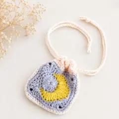 お月さまのミニ巾着　ハンドメイド　かぎ針　手編みのサムネイル
