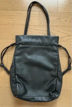黒の巾着型トートバッグ
