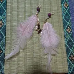 特価★人気再来かも？pinkフェザー&天然石の樹脂ピアス
