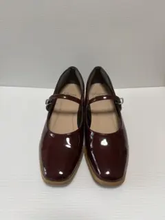 Menue バーガンディ ストラップ付き パンプス