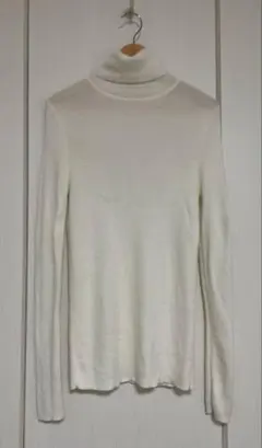 ユニクロ　メリノリブタートルネックセーター　オフホワイト