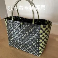 黒と黄緑のチェック柄かごバッグ