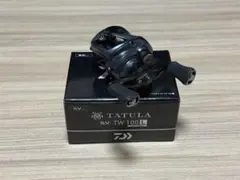 【1日使用極美品】ダイワ25タトゥーラSVTW100XHL左巻バスベイトリール箱 1日使用極美品】ダイワ25タトゥーラSVTW100XHL左巻バスベイトリール箱