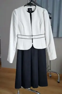 アッドルージュ　フォーマル　スーツ　グレイッシュホワイト