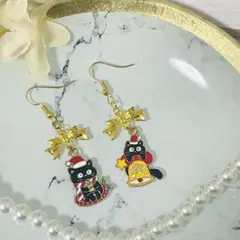 【イヤリング変更可】 サンタな衣装とクリスマスベルの黒猫のピアス【No.428】
