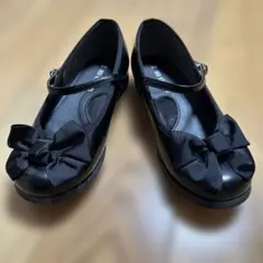 新品未使用☆コムサイズム　黒リボン付エナメル調　ワンストラップシューズ19㎝