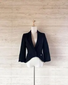 【FOXEY】美品！クロップドツイードジャケット　ブラック　フリンジ　ロゴのサムネイル
