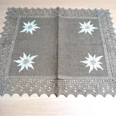 エーデルワイス刺繍　レース編みテーブルセンター　ランチョンマット　ベージュ
