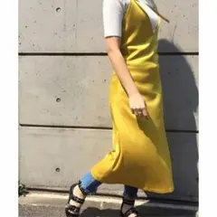 美品　イエロー キャミワンピース Vネック サテン　Mサイズ