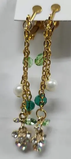 ゴールドブドウチャームイヤリング