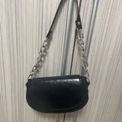 ブラックショルダーバッグ ハーフムーン型