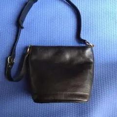 レザー ブラック ショルダーバッグ　イタリア製