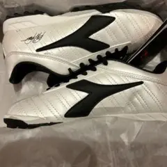 Diadora サッカー トレーニングシューズ ホワイト ブラックのサムネイル