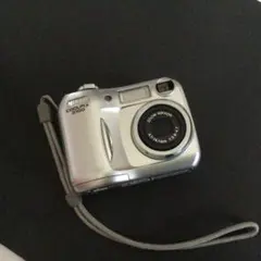 Nikon Coolpix 2100 シルバージャンク品作動しますのサムネイル