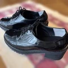 黒の光沢レースアップ厚底シューズ