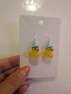アヒル型ピアス 青い帽子付き