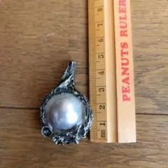 大きなパール⁇のシルバー調ペンダントトップ　チェーン無し