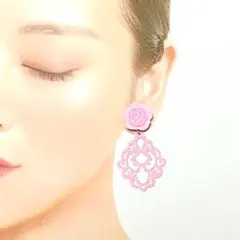 新品　スウィートなピンク　バラ＆透かしモチーフのおしゃれなピアス　イヤリング