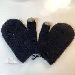 黒いニットミトン（先端緑色）