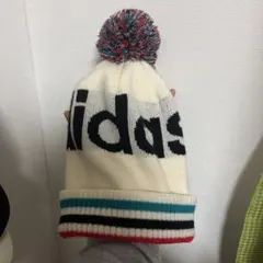 adidas ポンポン付きニット帽
