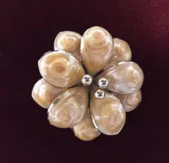 ブローチ　ゴールド色カラー系　ー⑧ ベージュ色の花　七宝焼風　中古