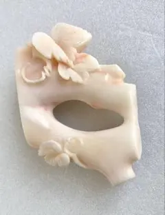 逸品 着物帯留めブローチ 淡い桃色斑入 珊瑚帯留め 瑞々しく艶やか 美しき存在感