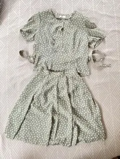 レトロなセットアップ。ベルト付き。グリーン小花